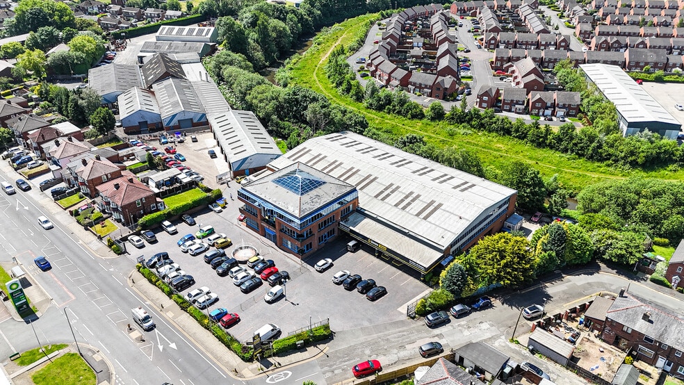 574 Manchester Rd, Bury to rent - Building Photo - Image 3 of 4