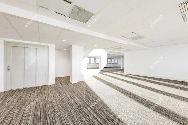 11 Avenue Morane Saulnier, Vélizy-Villacoublay to rent - Building Photo - Image 2 of 32