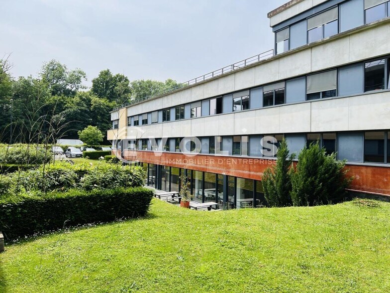 Office in Champs Sur Marne to rent - Building Photo - Image 2 of 12