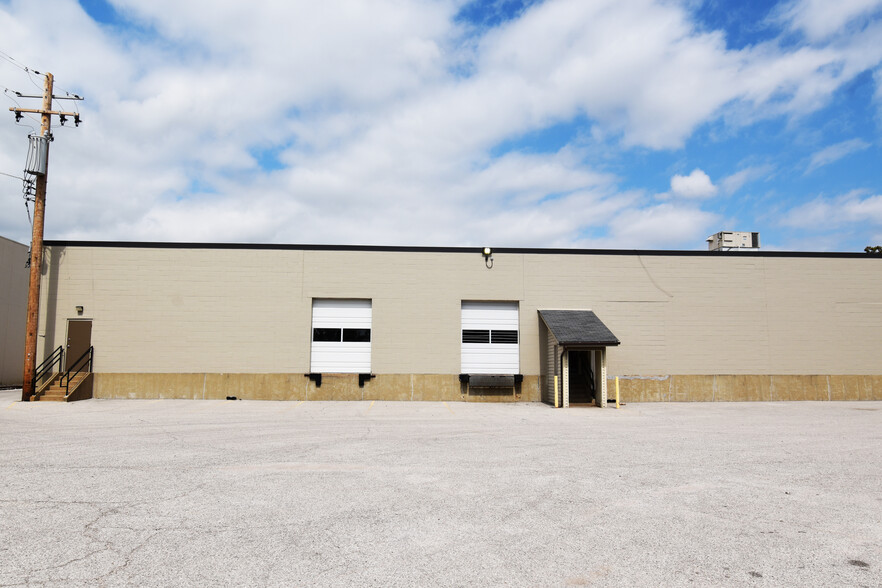 11721-11723 Northline Industrial Blvd, Maryland Heights, MO for rent - Building Photo - Image 3 of 4