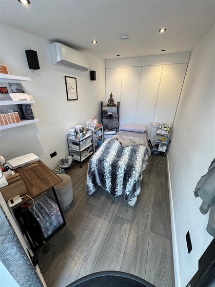 92A Forest Rd, Loughton to rent - Building Photo - Image 3 of 5