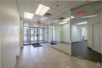 5600-5620 Rue Ferrier, Mt Royal, QC to rent Interior Photo- Image 1 of 8