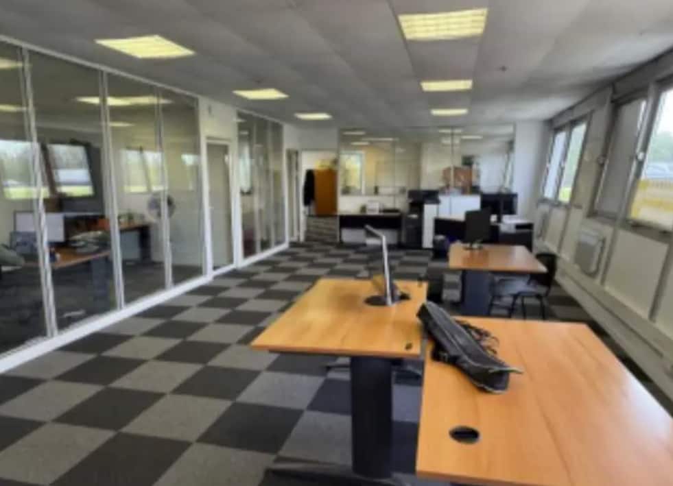 Industrial in Villejust to rent Interior Photo- Image 1 of 2