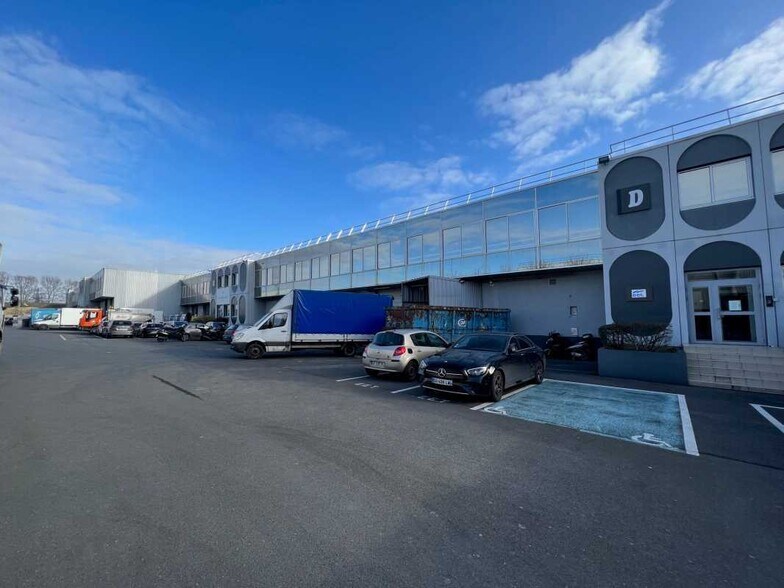 Industrial in Saint-Denis to rent - Building Photo - Image 2 of 3