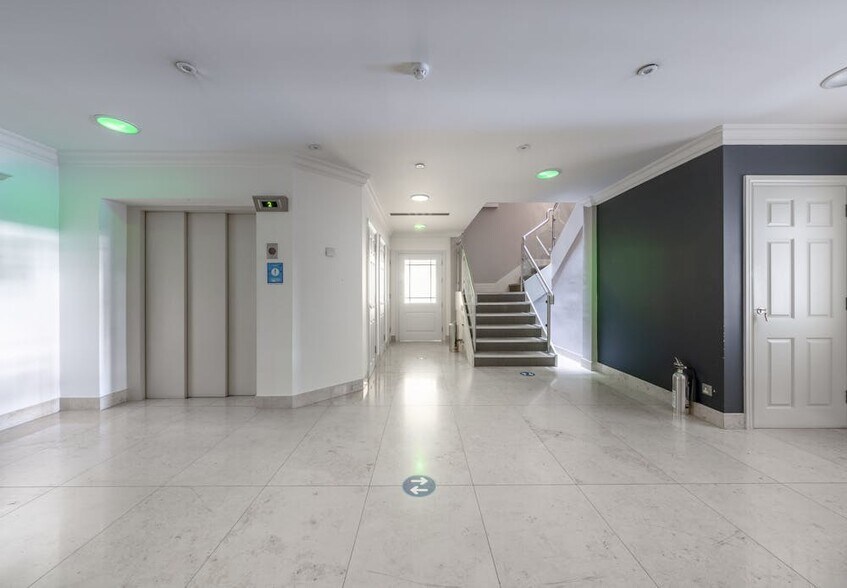 76 Crown Rd, Twickenham to rent - Building Photo - Image 2 of 8