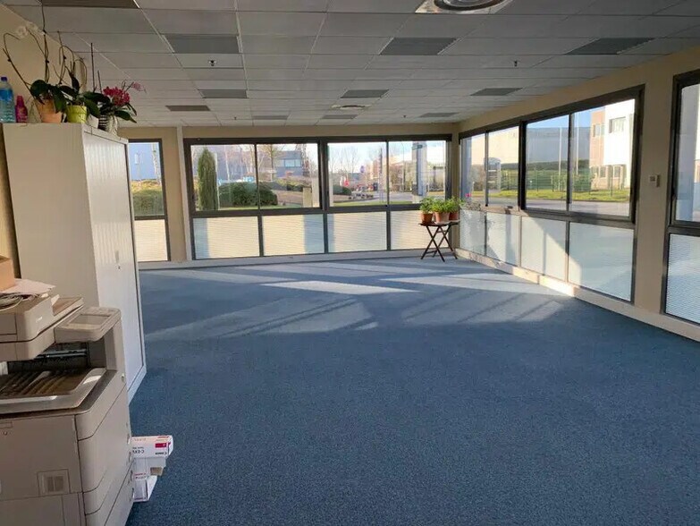 Industrial in Compans to rent - Building Photo - Image 2 of 14