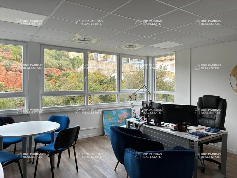 Office in Vitrolles to rent - Interior Photo - Image 3 of 28