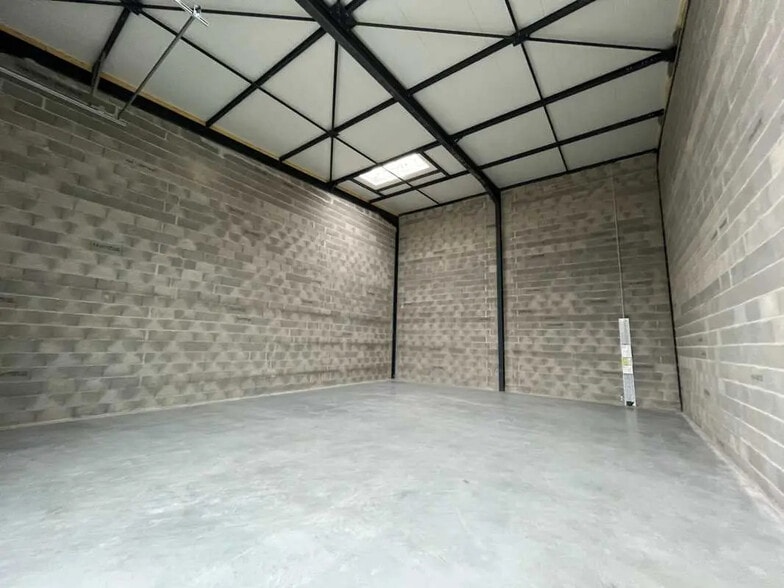 161 Allée Des Peupliers, Trévoux to rent - Interior Photo - Image 2 of 9