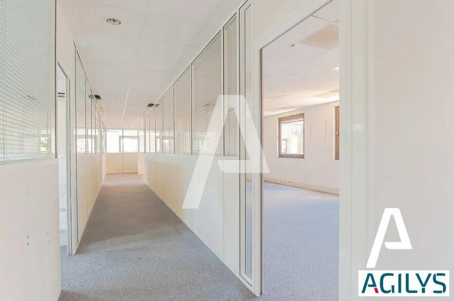 Light Industrial in to rent - Building Photo - Image 3 of 7