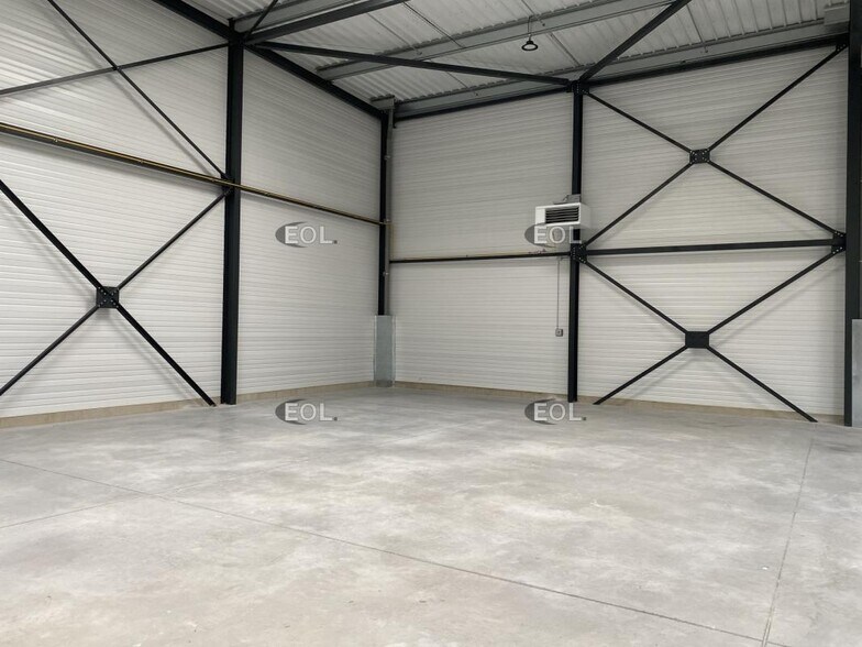 Light Industrial in Marignane for sale - Interior Photo - Image 2 of 9