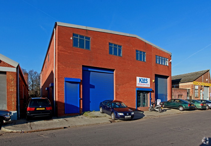 156 Dukes Rd, London to rent - Building Photo - Image 2 of 10