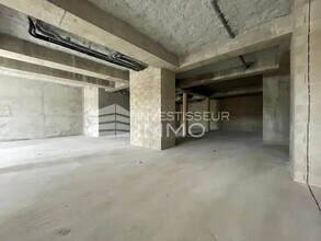 Retail in Melun to rent Interior Photo- Image 1 of 2