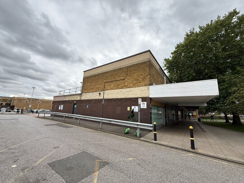 Crossgates, Leeds to rent - Building Photo - Image 2 of 3