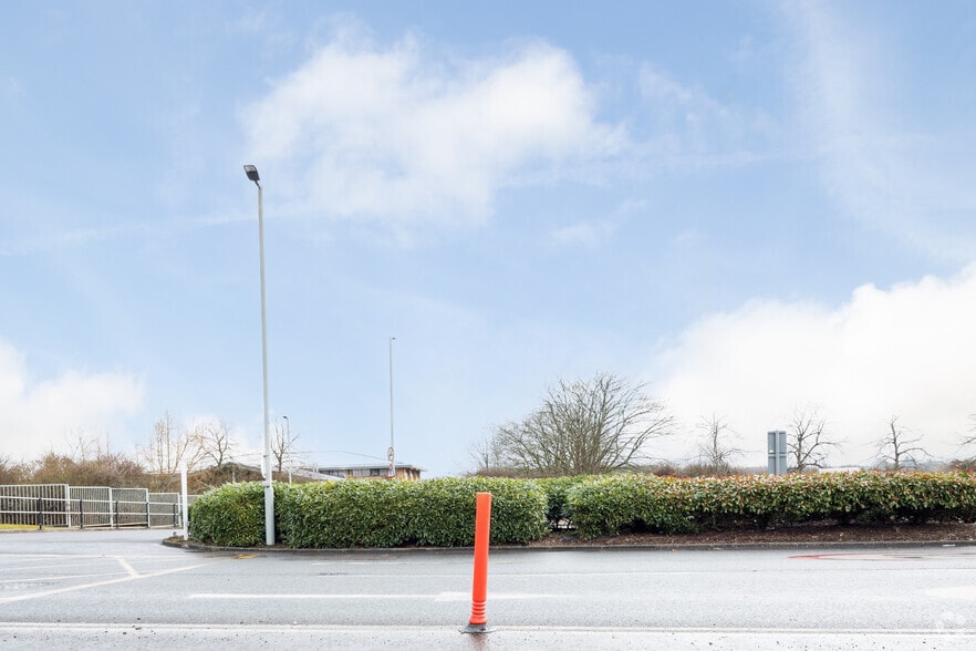 Gunnels Wood Rd, Stevenage to rent - Building Photo - Image 2 of 2