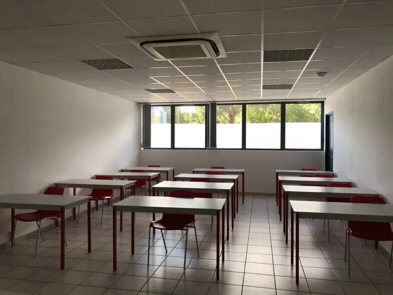 Office in Avignon to rent - Interior Photo - Image 2 of 10