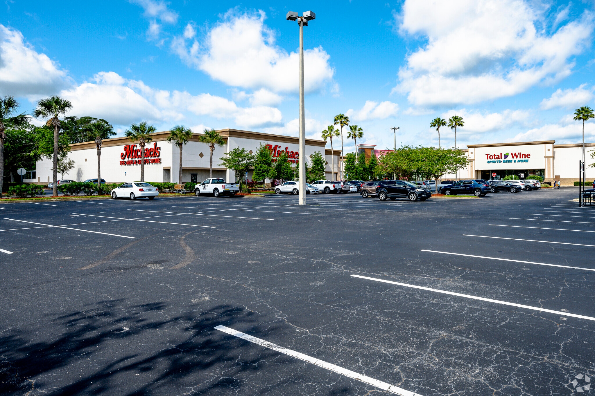 2500 W International Speedway Blvd, Daytona Beach, FL to rent Primary Photo- Image 1 of 14