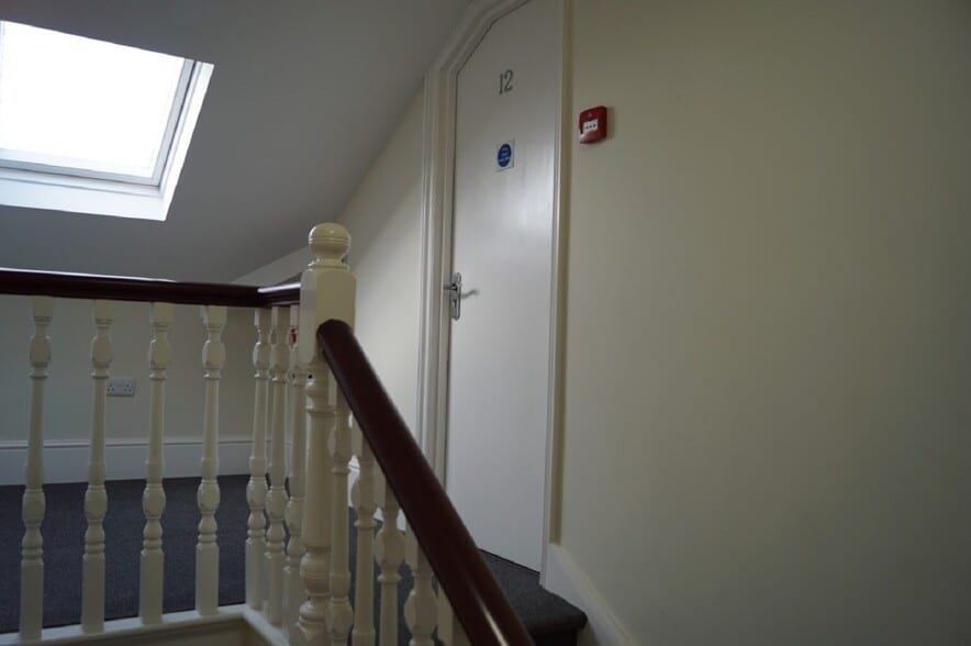 5 Hyde Gardens, Eastbourne to rent - Interior Photo - Image 2 of 8