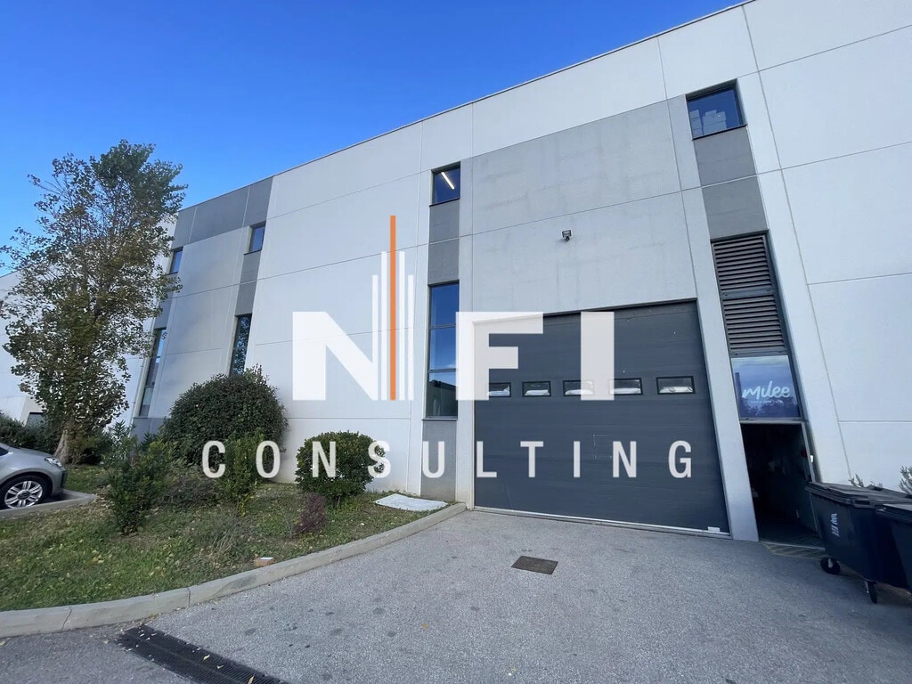 Location Local d'activités 800 m² - Photo 1