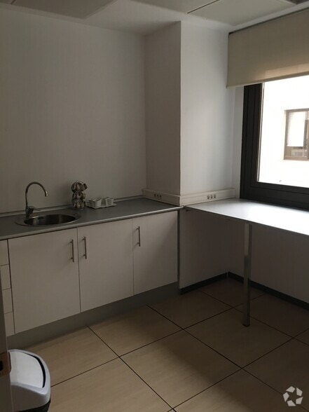 Calle de Orense, 70, Madrid, Madrid to rent - Building Photo - Image 3 of 20