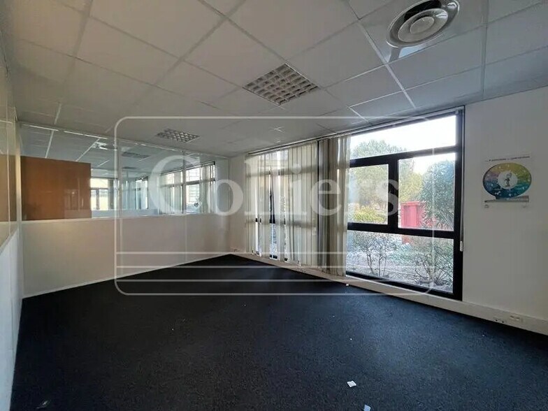 Office in Aix-en-Provence to rent - Building Photo - Image 3 of 18