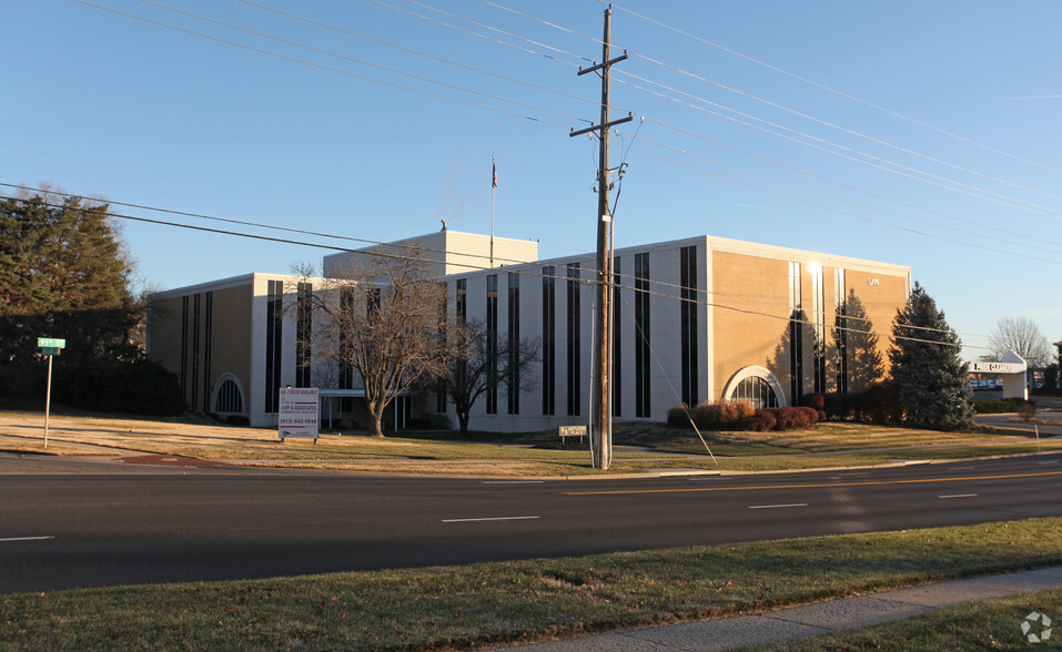 5750 W 95th St, Overland Park, KS for rent - Building Photo - Image 2 of 5