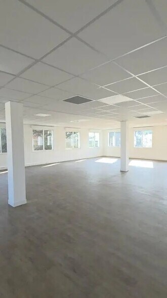 Office in Le Pontet to rent - Interior Photo - Image 1 of 7