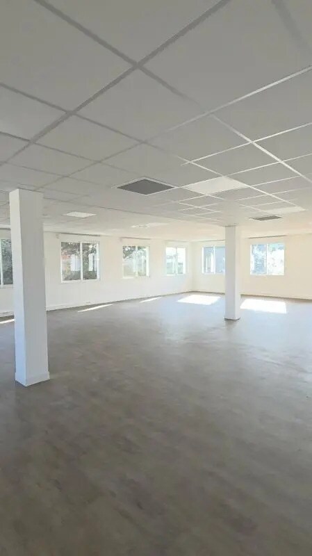 Office in Le Pontet to rent Interior Photo- Image 1 of 8