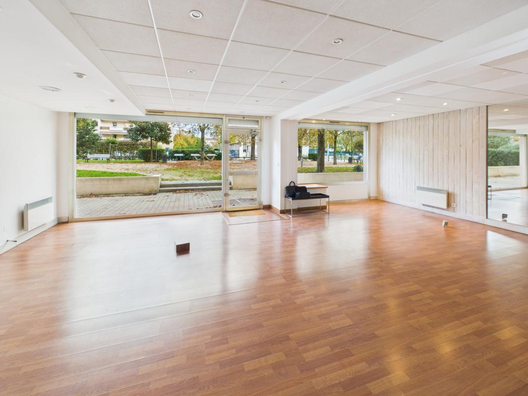 Office in Lyon for sale Building Photo- Image 1 of 9