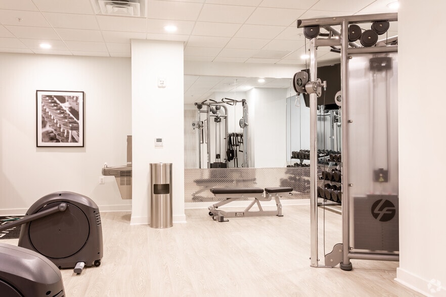 1 Woodbridge Ctr, Woodbridge, NJ to rent - Interior Photo - Image 1 of 11