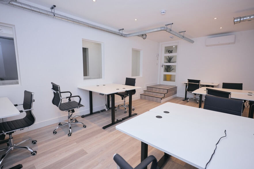 Theobald St, Borehamwood to rent - Interior Photo - Image 3 of 35