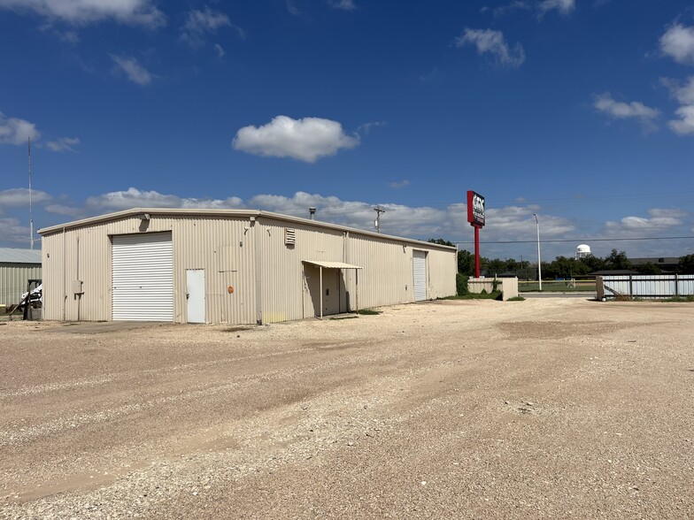 4211 S Chadbourne St, San Angelo, TX for rent - Building Photo - Image 2 of 4