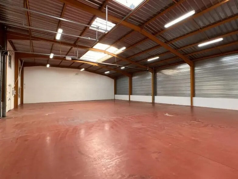 Light Industrial in Vénissieux to rent - Interior Photo - Image 2 of 7