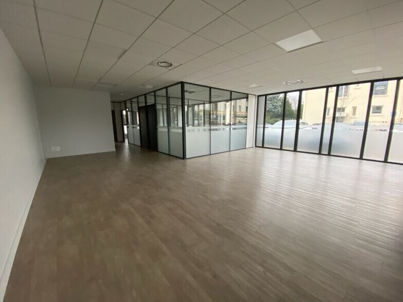 Office in Neuville-sur-Saône to rent - Building Photo - Image 3 of 21