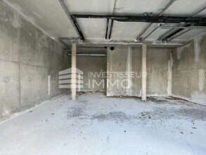 Retail in Savigny-le-Temple to rent Interior Photo- Image 2 of 2