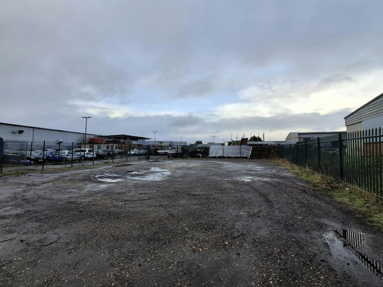 22 Crow Arch Ln, Ringwood to rent - Building Photo - Image 2 of 6