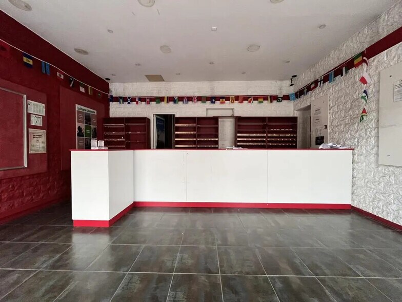 31 Avenue Charles De Gaulle, Neuilly-sur-Seine to rent - Building Photo - Image 3 of 6