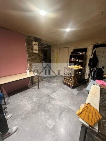 Retail in Chelles for sale - Interior Photo - Image 2 of 4