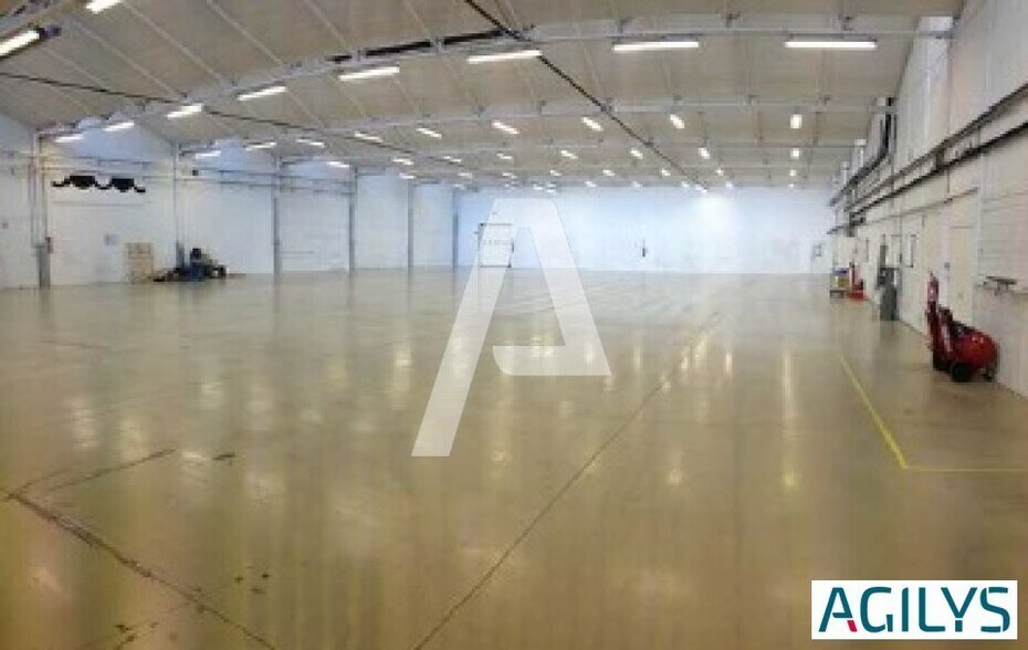 4 Rue Galvani, Massy to rent - Building Photo - Image 3 of 11