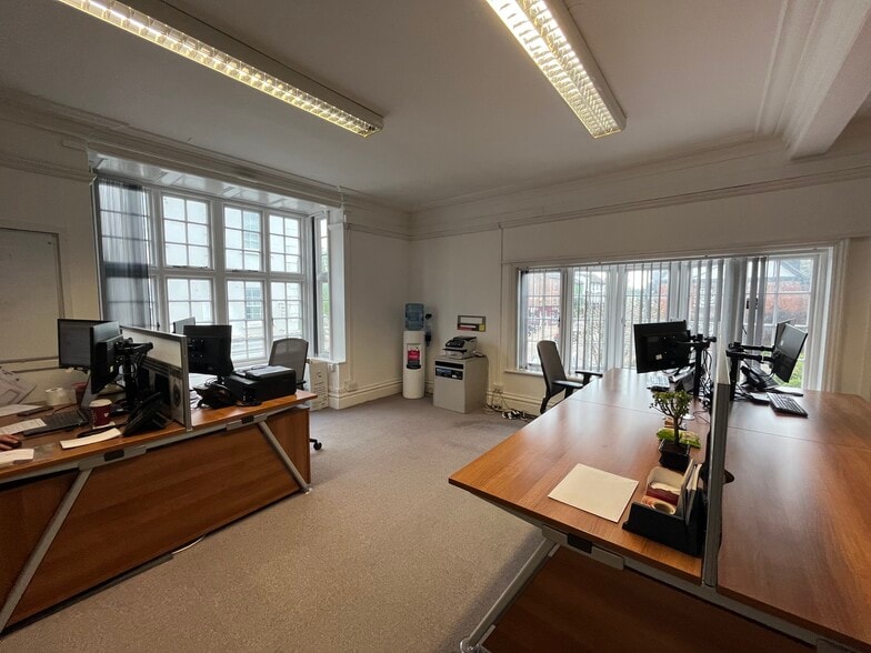 16-17 High St, Tring to rent - Building Photo - Image 2 of 5