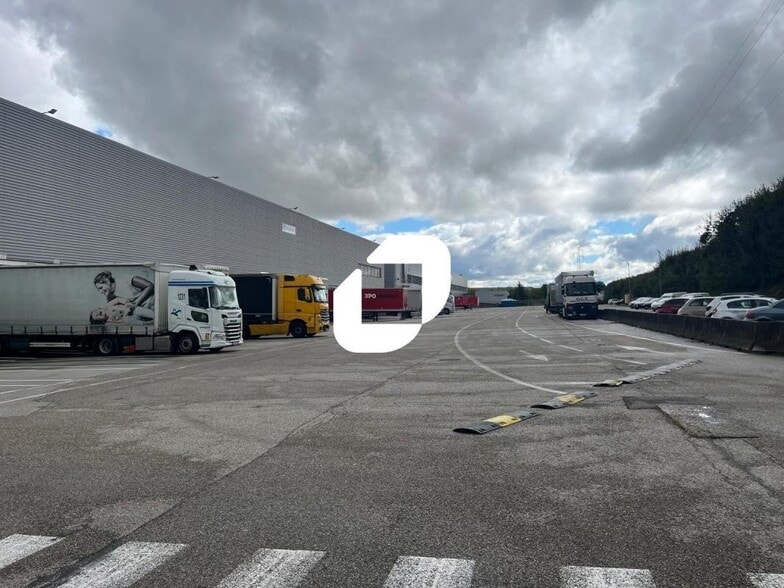 Industrial in Vaulx-Milieu to rent - Building Photo - Image 2 of 3
