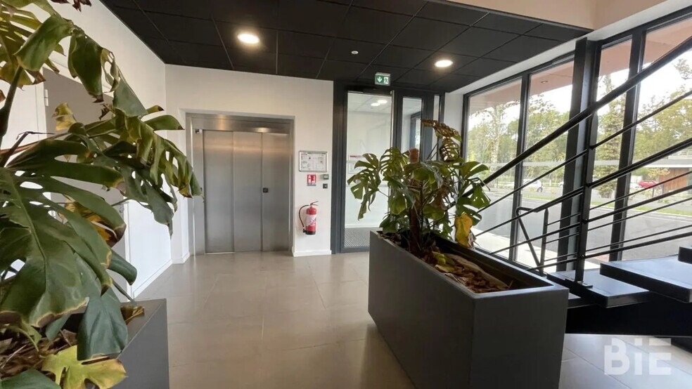 Light Industrial in Mérignac to rent - Lobby - Image 3 of 12