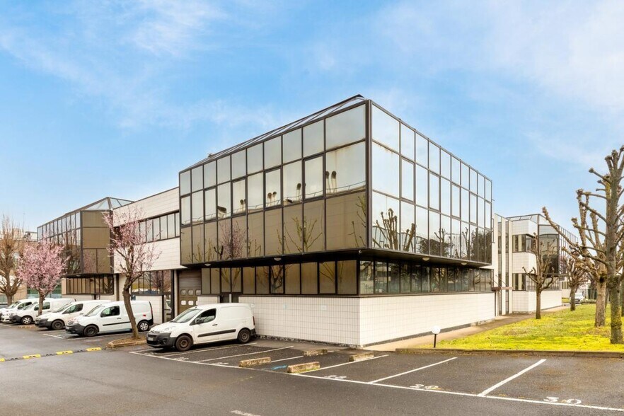 Light Industrial in Nanterre to rent - Building Photo - Image 1 of 9