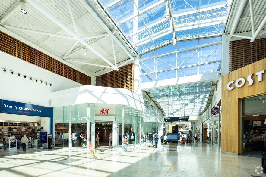 New Market Sq, Basingstoke to rent - Interior Photo - Image 2 of 15