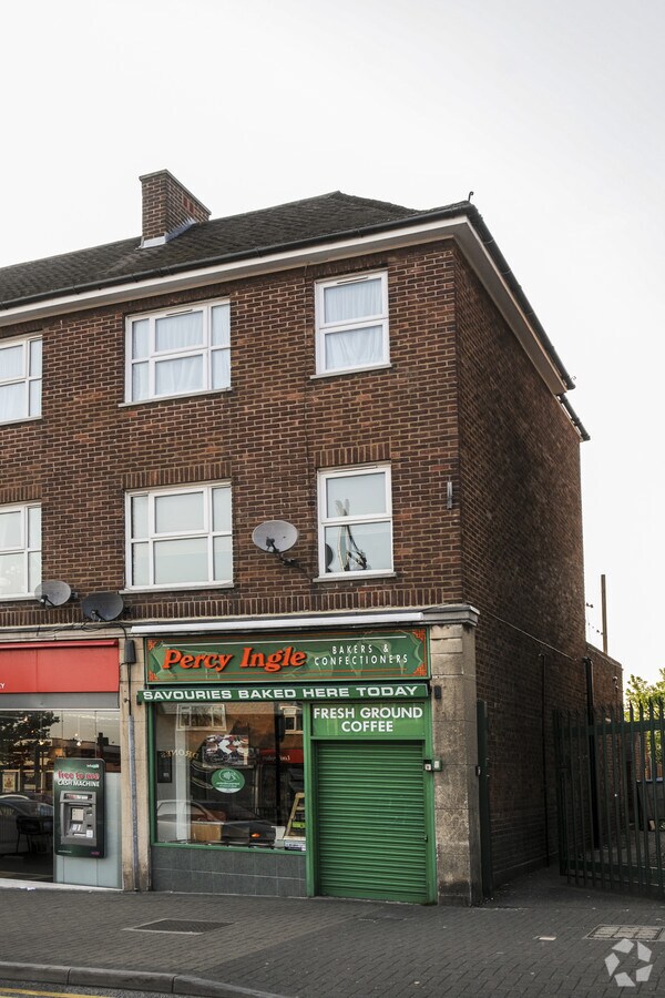 50 Collier Row Rd, Romford RM5 3PA UK