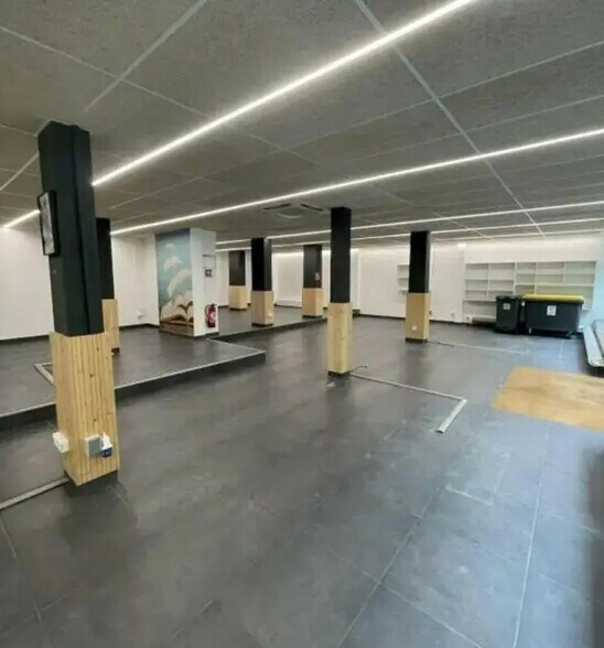 Retail in Boulogne-Billancourt to rent - Interior Photo - Image 3 of 6