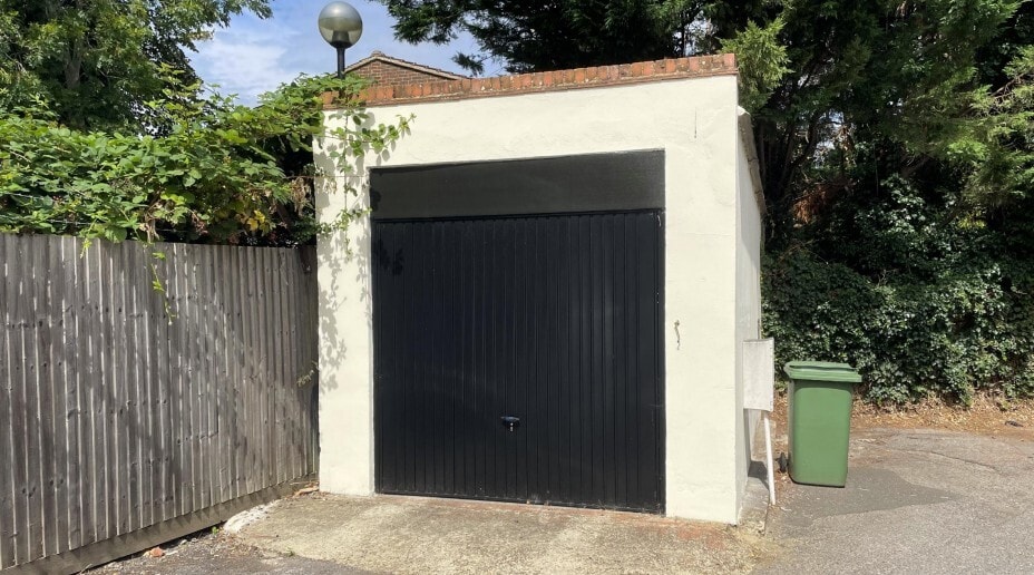 30 West Hill, Epsom to rent Building Photo- Image 1 of 3