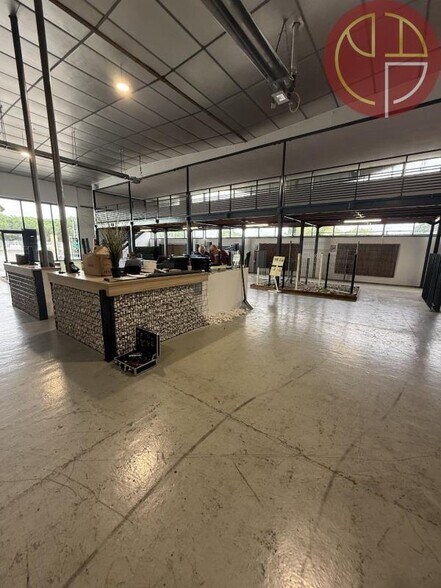 Retail in Portet-sur-Garonne to rent - Interior Photo - Image 2 of 6