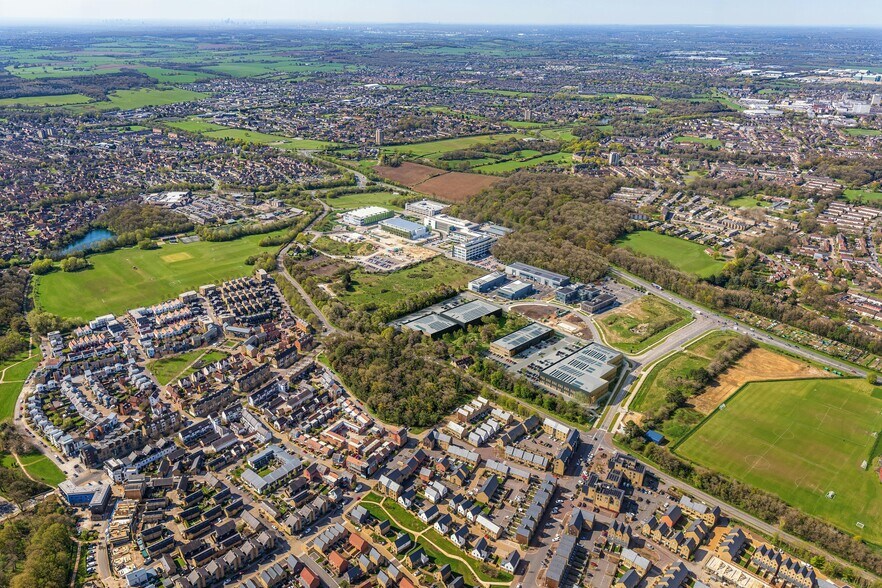Maypole Blvd, Harlow to rent - Building Photo - Image 1 of 38