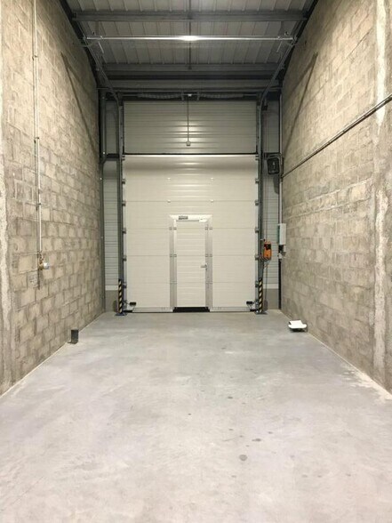 Light Industrial in Bailly-Romainvilliers to rent - Interior Photo - Image 2 of 3