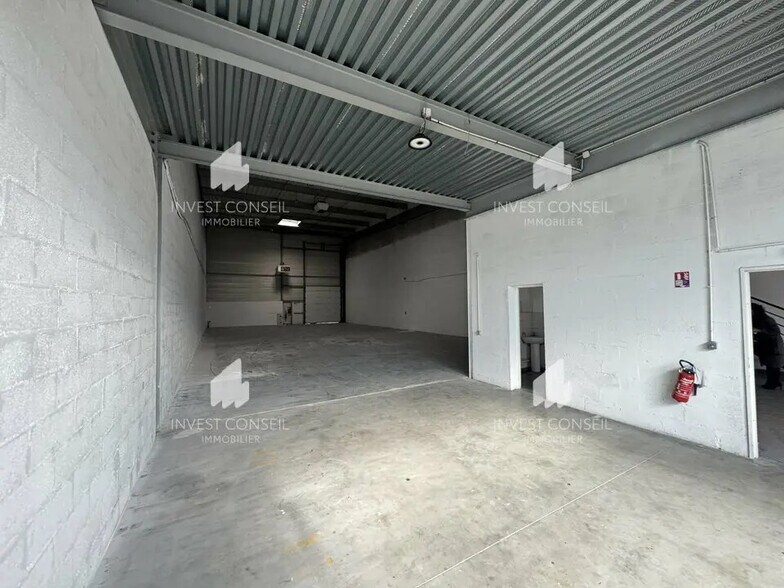 Light Industrial in Stains to rent - Building Photo - Image 3 of 10